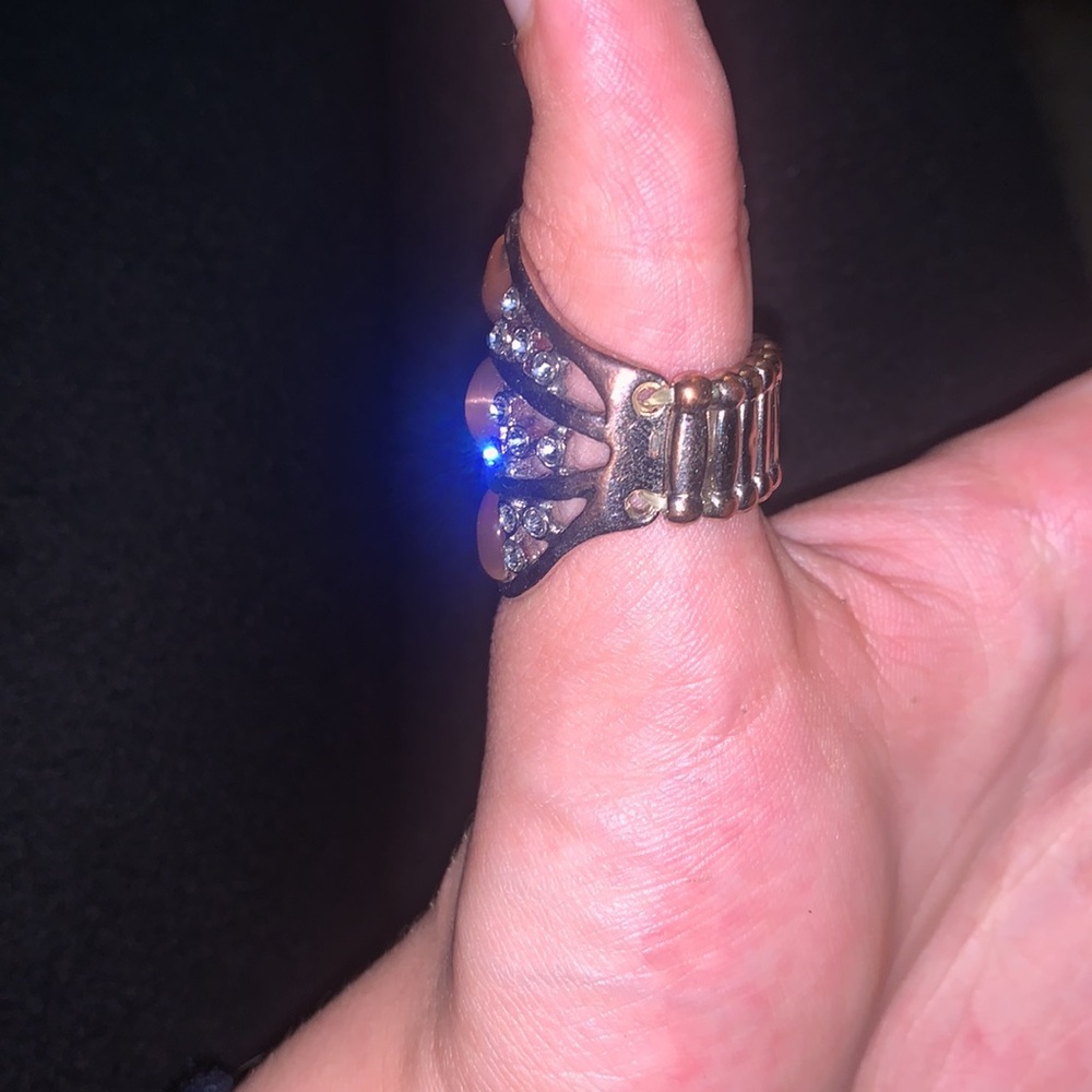 Peach 🍑 pink stretch ring triple stone sparkly